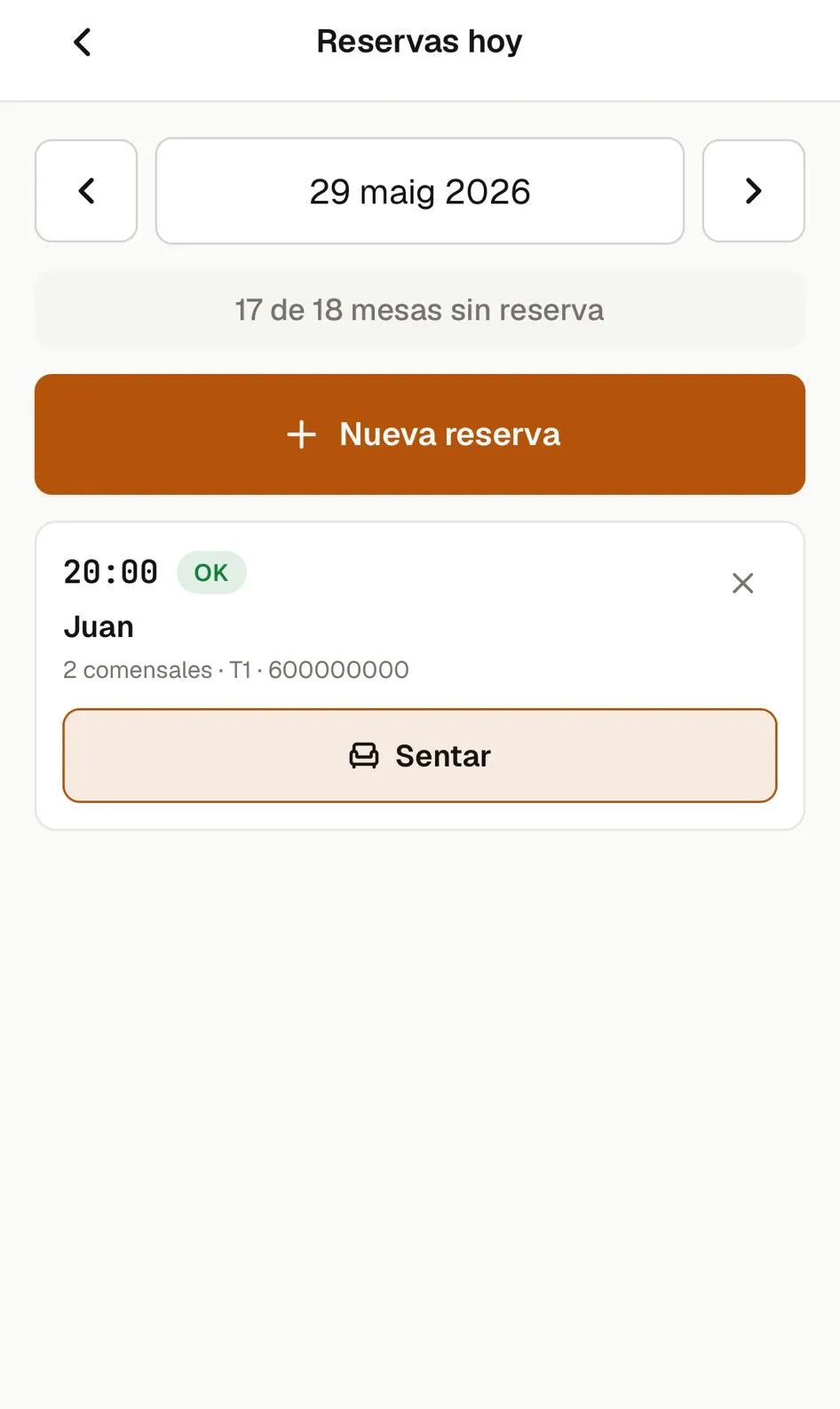 Reserves del dia al comandero mòbil: navegació per dies, resum de taules sense reserva i el botó Asseure a cada reserva.