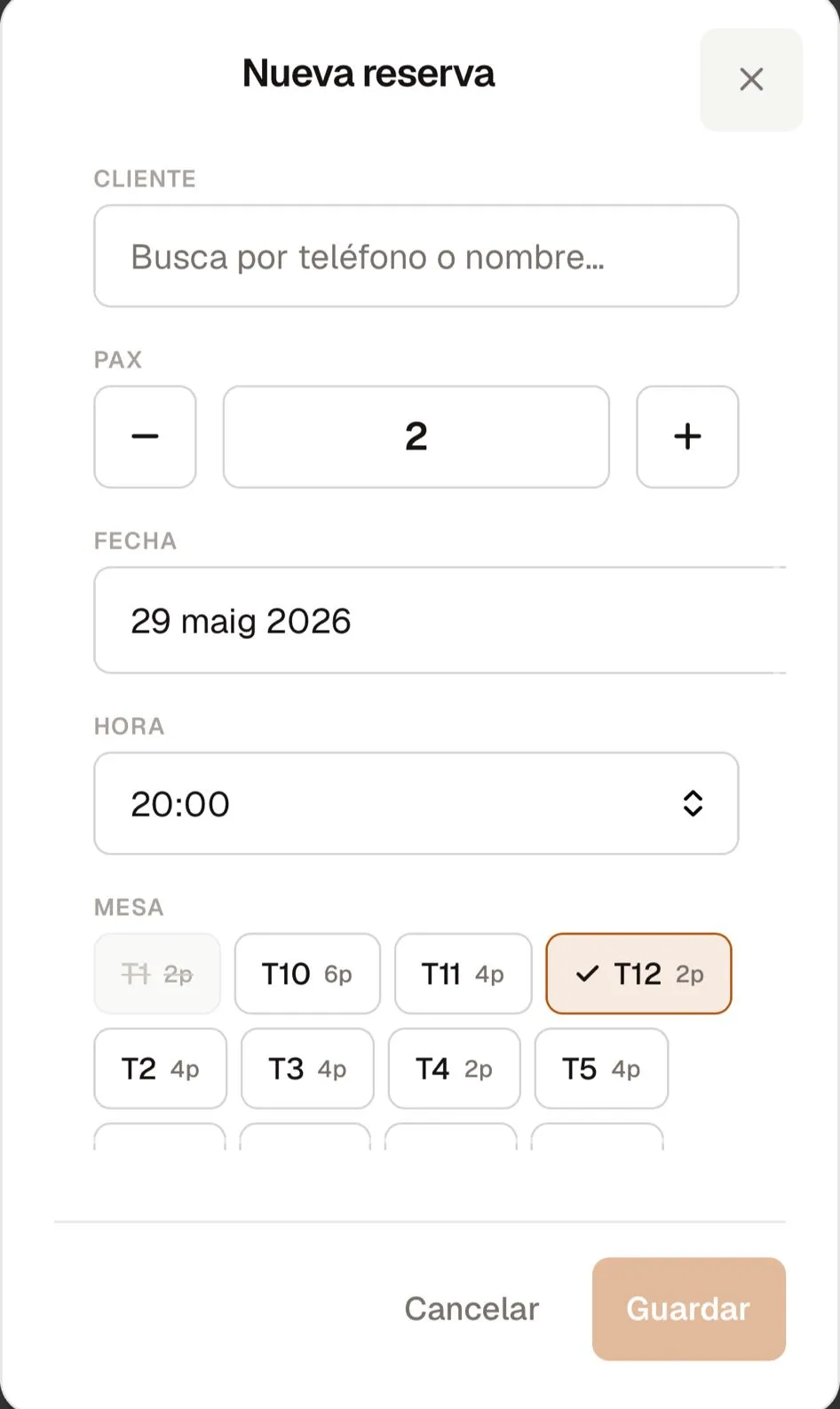 Modal de nova reserva al mòbil: cerca de client, comensals amb stepper, data, selector d'hora en passos de 15 min i selecció de taula.